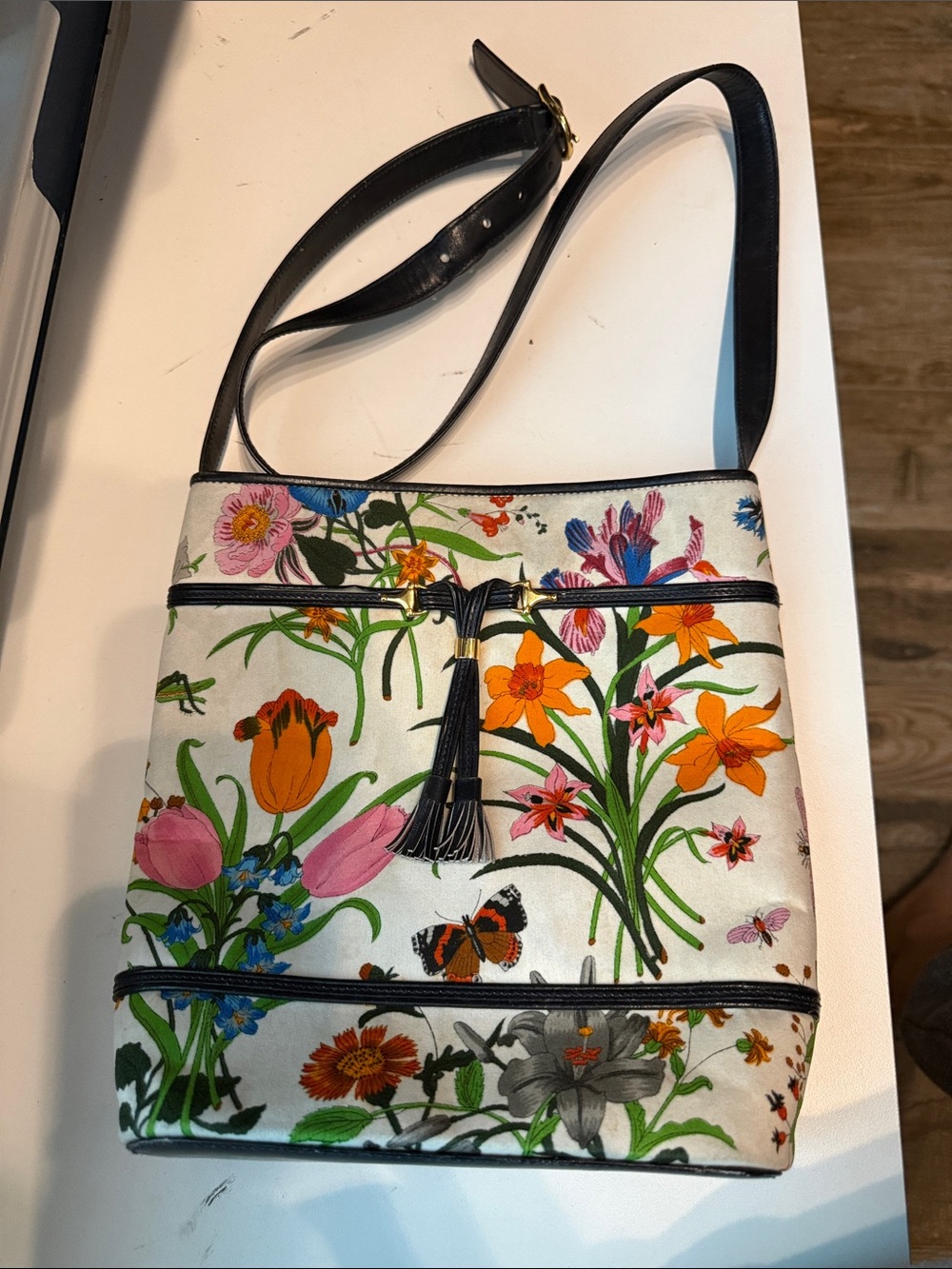 Super vintage Gucci Floral Print Crossbody Bag with Tassel
